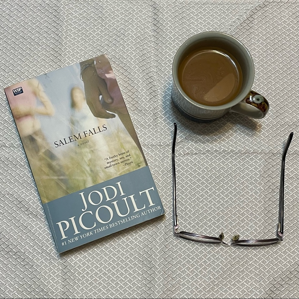 BOOK: 𝑆𝐴𝐿𝐸𝑀 𝐹𝐴𝐿𝐿𝑆 by Jodi Picoult